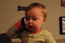 Cười lăn với em bé gọi điện cho bố như người lớn