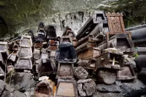 “Cận cảnh” ngàn quan tài chồng lên nhau trong hang động