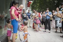 Xôn xao mẹ 9X đem cho 3 con nhỏ vì không nuôi được