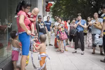 Xôn xao mẹ 9X đem cho 3 con nhỏ vì không nuôi được