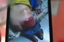 Phẫn nộ thầy giáo dùng chổi đánh tím mông học trò 