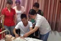 Trai Trung Quốc làm nghề "khai thông" bầu sữa