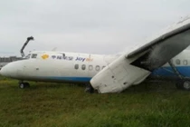 TQ: Máy bay chở khách hạ cánh trượt khỏi đường băng