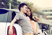 Cặp tình nhân lãng mạn bên xe Mini Crazy