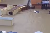 Lũ quét cuốn trôi nhà cửa, ô tô như ngày tận thế