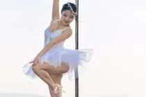 Cô giáo xinh đẹp với niềm đam mê múa cột cháy bỏng