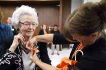 Cụ bà nhận bằng tốt nghiệp trung học ở tuổi 99