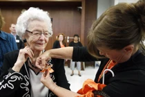 Cụ bà nhận bằng tốt nghiệp trung học ở tuổi 99