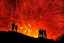 Ngoạn mục cảnh núi lửa phun trào dung nham đỏ rực