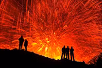 Ngoạn mục cảnh núi lửa phun trào dung nham đỏ rực