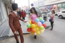 Chàng trai may váy cưới bằng 600 quả bóng bay tặng bạn gái