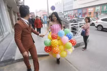 Chàng trai may váy cưới bằng 600 quả bóng bay tặng bạn gái