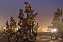 Xem lính Ấn Độ luyện xiếc mô tô chuẩn bị duyệt binh