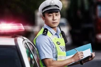 Nam nữ Cảnh sát giao thông đăng ảnh tìm người yêu