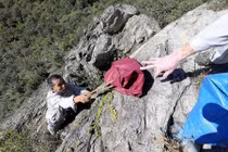 Những “người nhện” nhặt rác trên vách núi dựng đứng