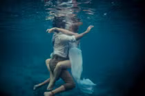 Phát sốt với xu hướng chụp ảnh cưới dưới nước