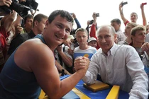 Tổng thống Putin từng vật tay thắng nghị sĩ Mỹ