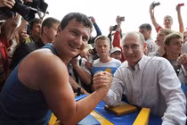 Tổng thống Putin từng vật tay thắng nghị sĩ Mỹ