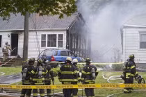 Mỹ: Máy bay đâm nhà dân, 4 người chết