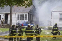 Mỹ: Máy bay đâm nhà dân, 4 người chết