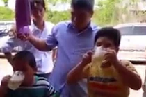 Hai cậu nhóc 7 tuổi người Việt thi uống bia gây sốc