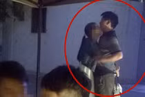 Ảnh phó giáo sư “thân mật" với nữ sinh gây phẫn nộ