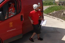 Chàng đưa thư nhảy như Michael Jackson gây sốt mạng