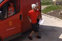 Chàng đưa thư nhảy như Michael Jackson gây sốt mạng