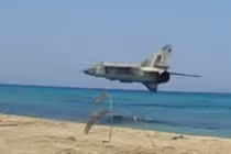 Chiến đấu cơ MiG-23 lượn sát đầu người trên bãi biển