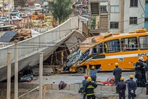 Cận cảnh vụ sập cầu World Cup