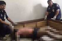 Cặp du khách vô tình qua đêm với xác chết bốc mùi