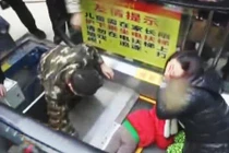 Giải cứu mẹ con bé 2 tuổi kẹt tay trong thang cuốn