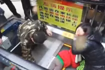 Giải cứu mẹ con bé 2 tuổi kẹt tay trong thang cuốn