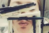 Giới trẻ TQ phát sốt trào lưu thăng bằng bút trên mặt