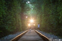 Gái trẻ đối đầu tàu... "tự sướng" trong đường hầm tình yêu