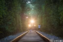 Gái trẻ đối đầu tàu... "tự sướng" trong đường hầm tình yêu