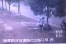 Phẫn nộ thanh niên... cưa cây trộm xe đạp trên vỉa hè