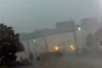 Xem gió bão thổi bay đoàn tàu chở hàng trên cầu