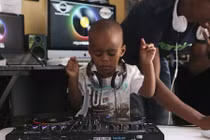 Tìm ra thần đồng 2 tuổi chơi nhạc DJ siêu đẳng 