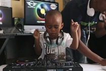 Tìm ra thần đồng 2 tuổi chơi nhạc DJ siêu đẳng 