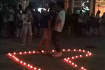 Màn tỏ tình của cặp đồng tính TQ bị dân mạng phản đối