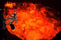 Rùng mình cảnh trèo xuống hồ dung nham nóng rực