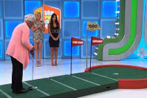 Cú đánh golf xuất thần của cụ bà 84 tuổi