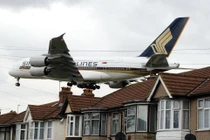 Rợn người xem phi cơ bay sát mái nhà ở London