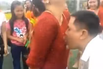 Bão mạng trò ăn nho treo trước ngực nữ đồng nghiệp VN