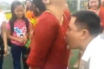 Bão mạng trò ăn nho treo trước ngực nữ đồng nghiệp VN