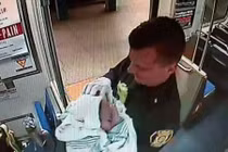 Cảnh sát đỡ đẻ trên tàu điện ngầm ở Mỹ