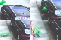 Cậu bé bước đi như thường sau khi rơi từ tầng 3