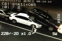 Xe sang đâm nhau liên hoàn trong đường hầm