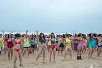 Hàng trăm nữ sinh mặc bikini tranh tài trên bãi biển